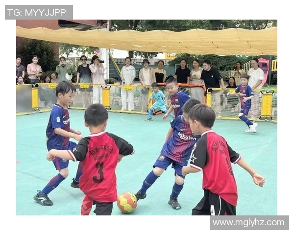 小萌娃与足球明星亲密互动瞬间引发全场欢笑与感动